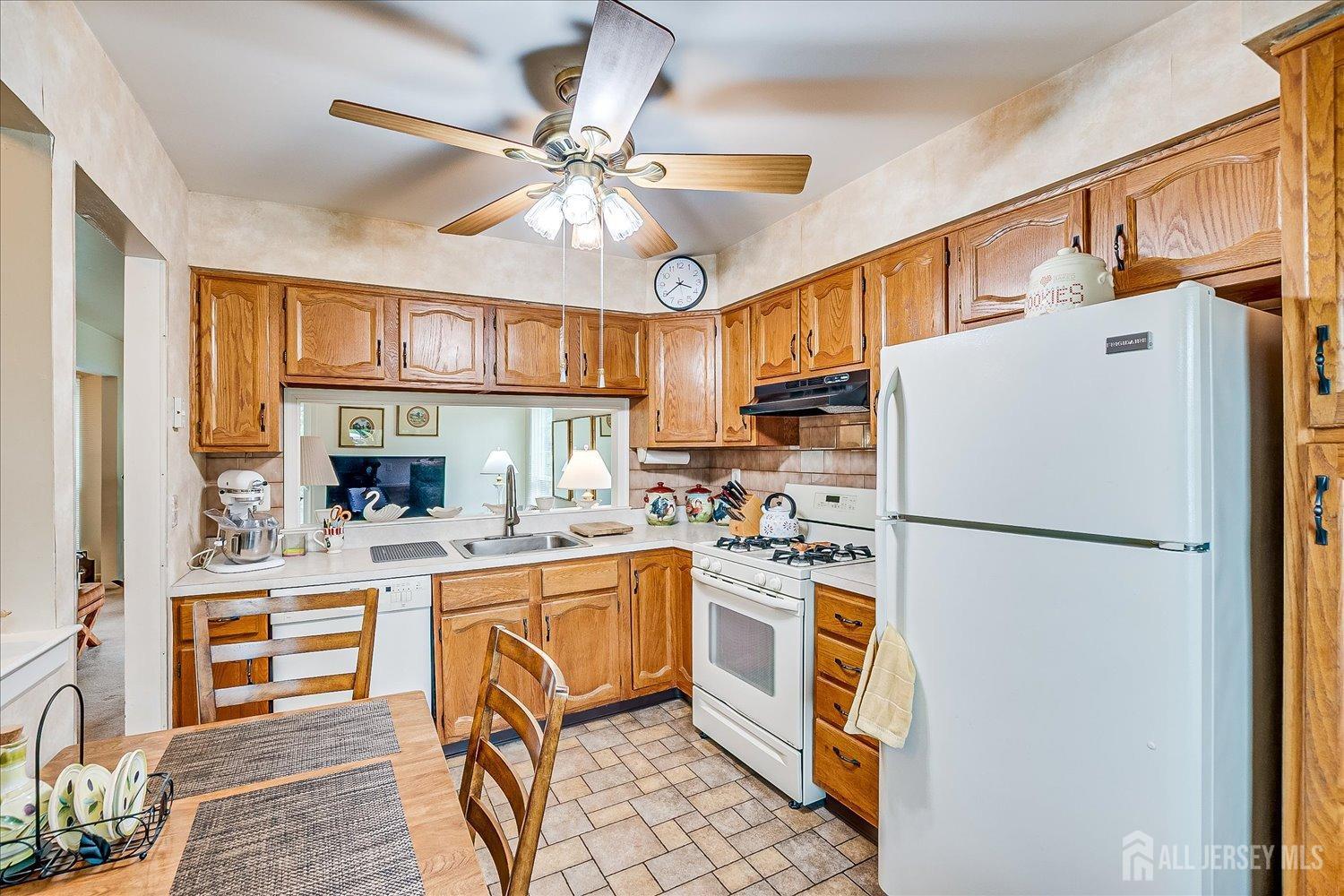 506 Maplecrest Road Edison, NJ 08820 - Photo 14 of 33