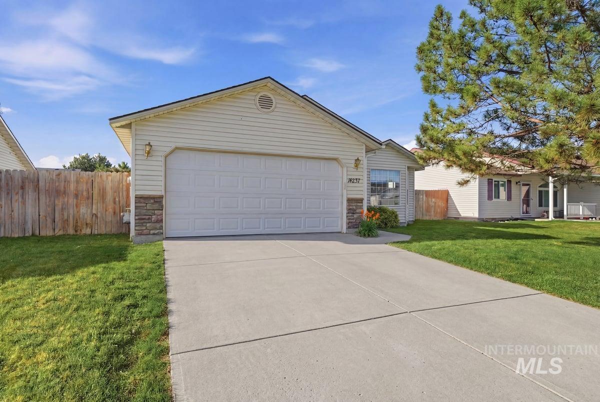 14237 Carolina Street Caldwell, ID 83607 - Photo 2 of 27