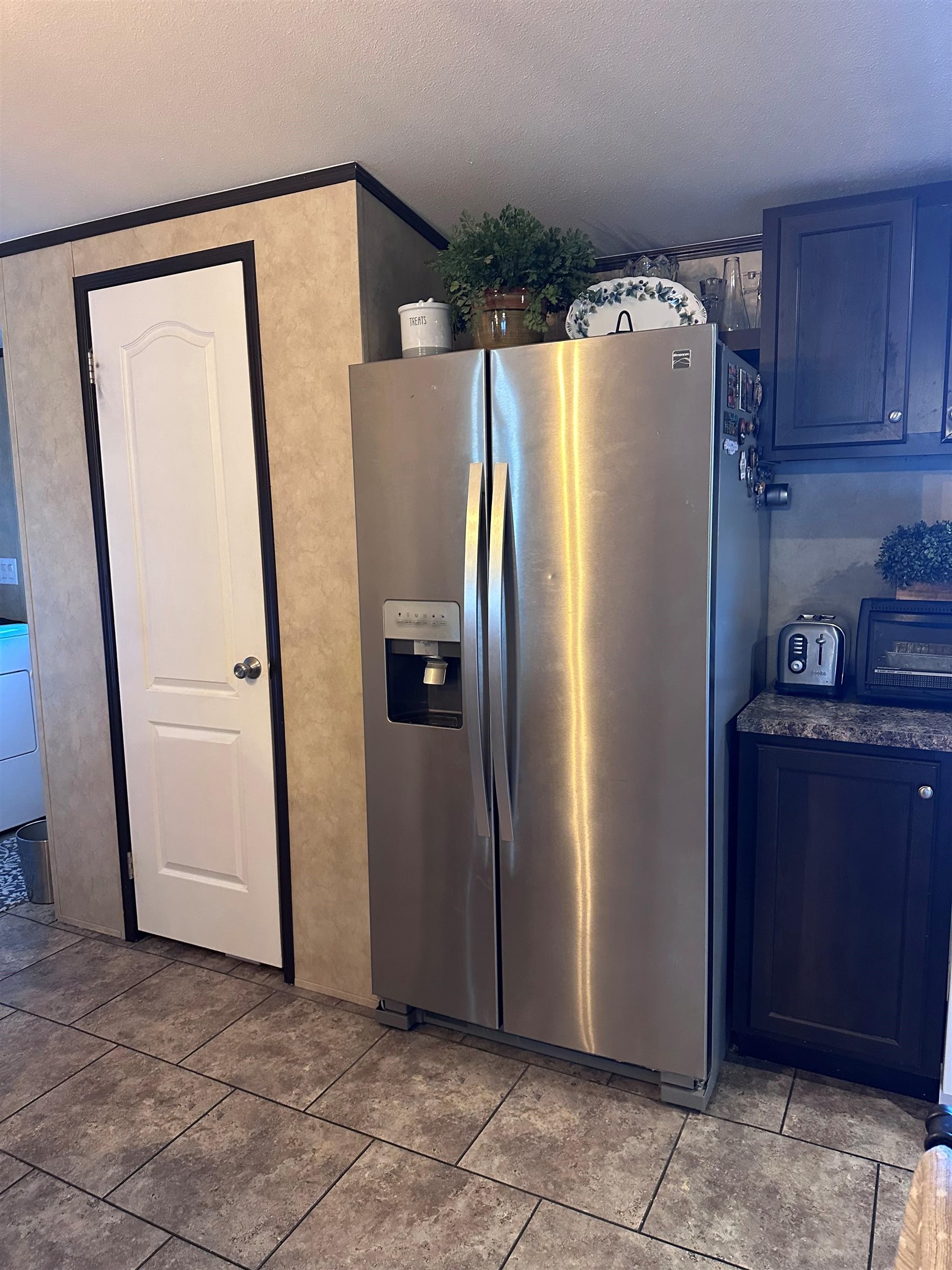 585-25 25 1/2 Road, Unit 125 Grand Junction, CO 81505 - Photo 14 of 24 a metallic refrigerator freezer sitting in a kitchen