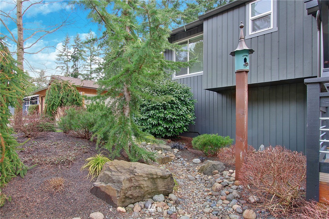 15003 Southeast 138th Place Renton, WA 98059 - Photo 27 of 38 a front view of a house with garden