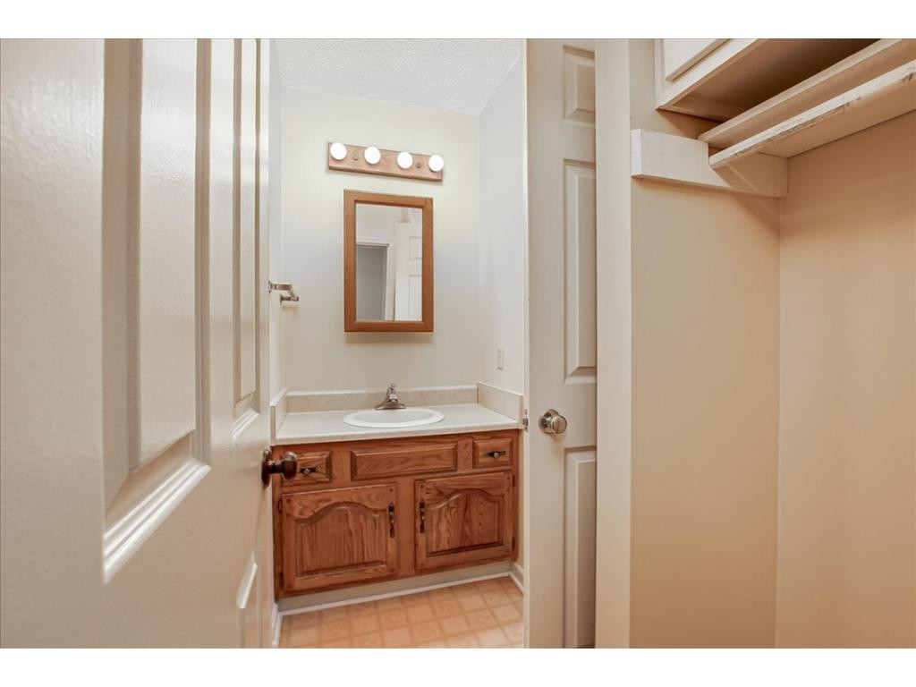 112 Scotland Road, Unit B3 Kingsport, TN 37660 - Photo 16 of 32 Hall Full Bath Up Stairs