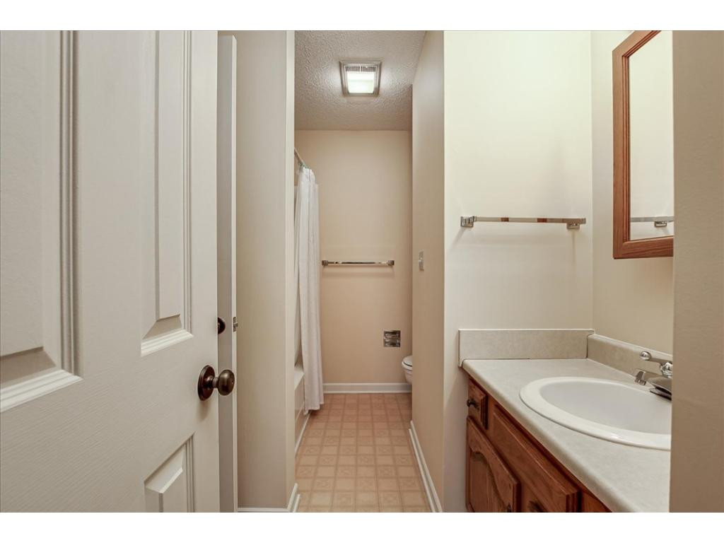 112 Scotland Road, Unit B3 Kingsport, TN 37660 - Photo 17 of 32 Hall Bath