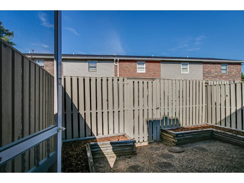 112 Scotland Road, Unit B3 Kingsport, TN 37660 - Photo 27 of 32 Private Fenced Courtyard