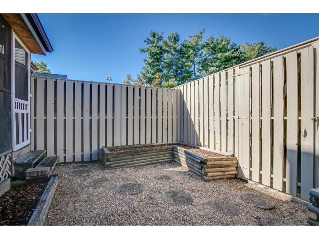 112 Scotland Road, Unit B3 Kingsport, TN 37660 - Photo 28 of 32 Fenced Courtyard