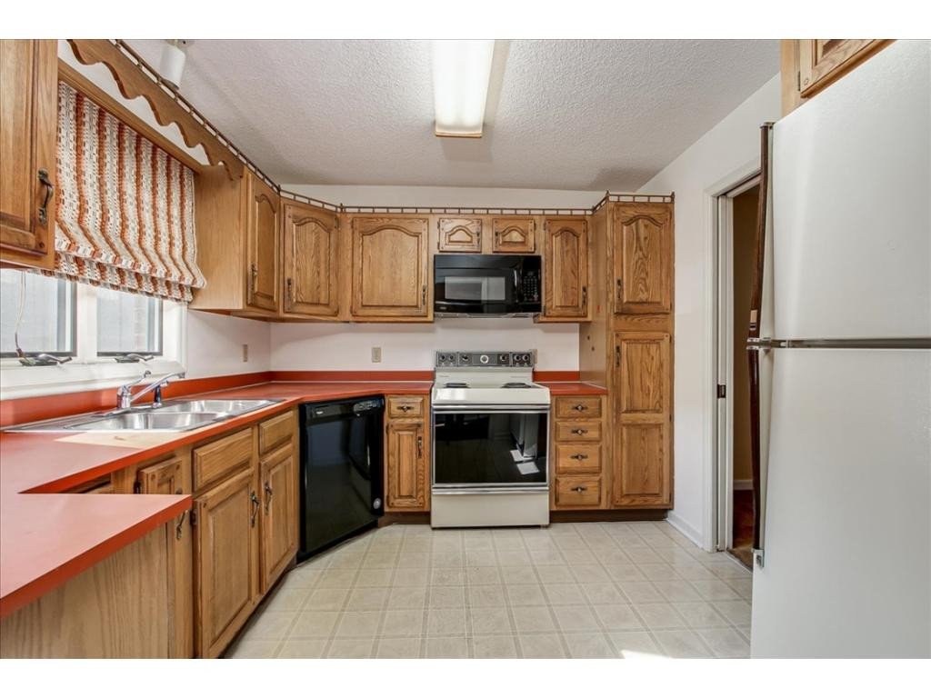 112 Scotland Road, Unit B3 Kingsport, TN 37660 - Photo 5 of 32 Spacious Kitchen