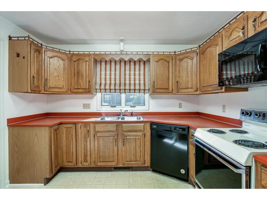 112 Scotland Road, Unit B3 Kingsport, TN 37660 - Photo 6 of 32 View from Dining Area