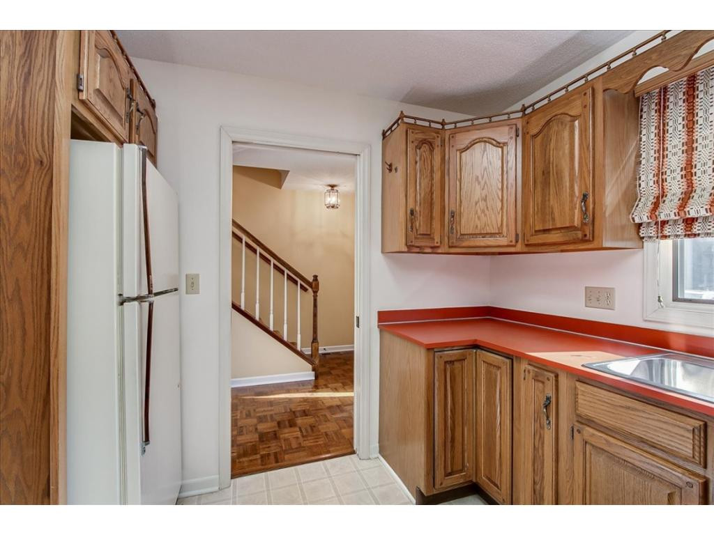 112 Scotland Road, Unit B3 Kingsport, TN 37660 - Photo 7 of 32 View looking to Foyer