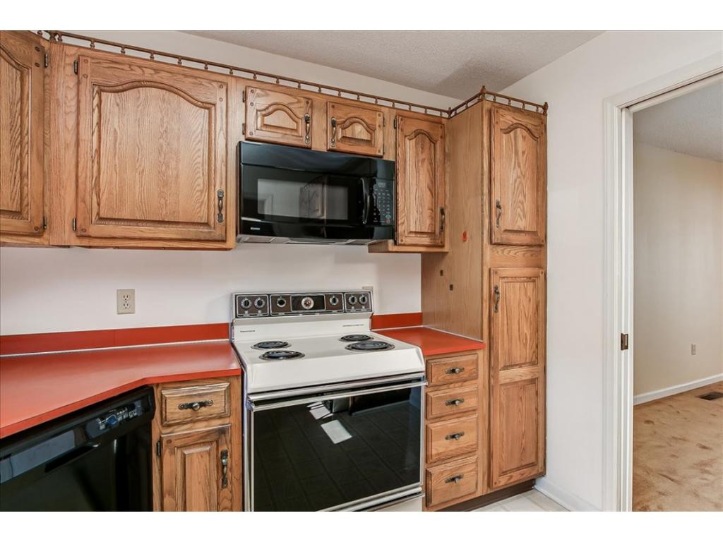 112 Scotland Road, Unit B3 Kingsport, TN 37660 - Photo 8 of 32 Good Cabinet Space