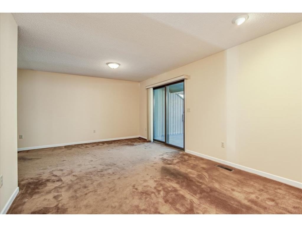 112 Scotland Road, Unit B3 Kingsport, TN 37660 - Photo 10 of 32 Living Room Area