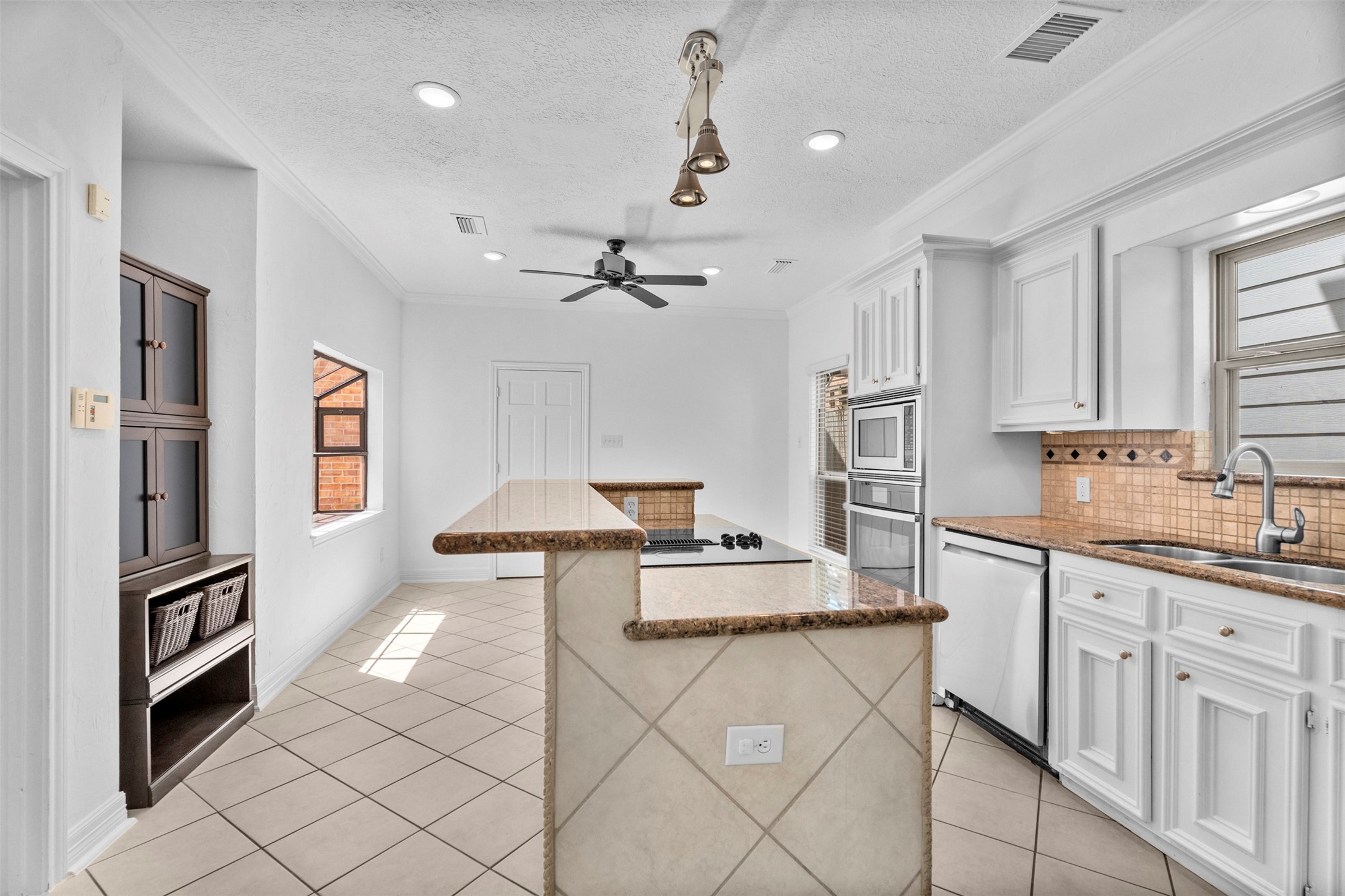 7635 Ameswood Road Houston, TX 77095 - Photo 14 of 39