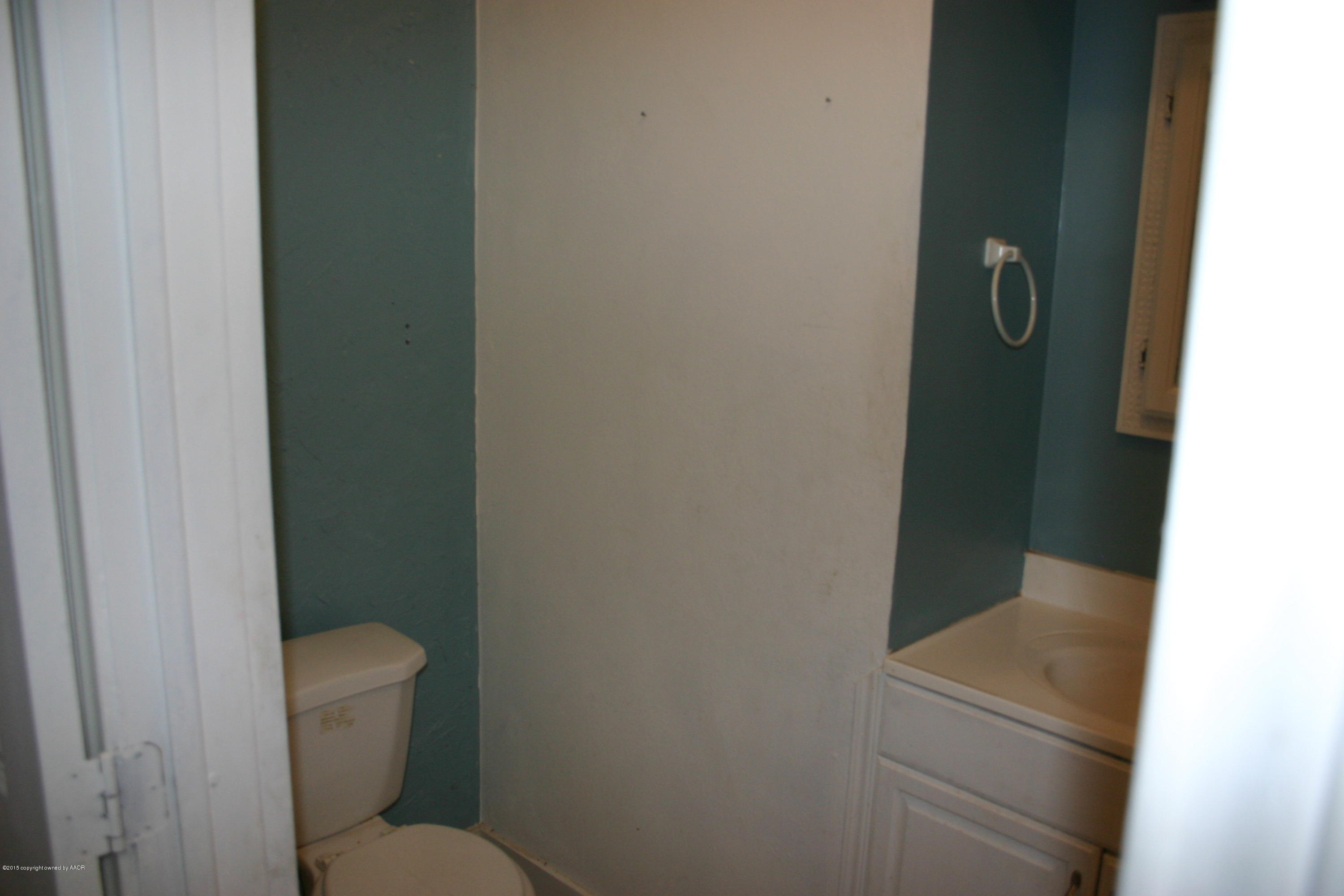 2214 South Taylor Street Amarillo, TX 79109 - Photo 17 of 30 a bathroom with a toilet