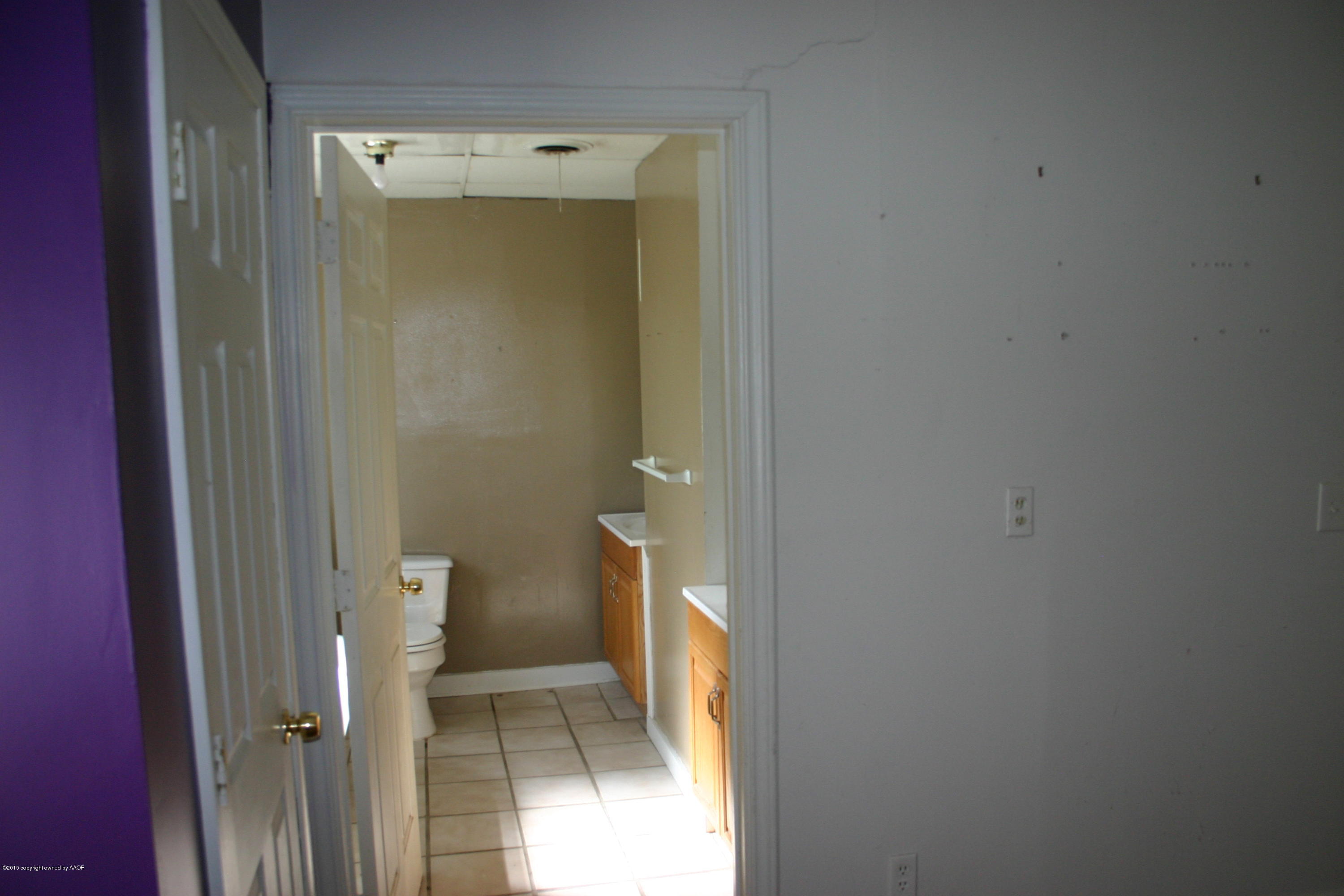 2214 South Taylor Street Amarillo, TX 79109 - Photo 20 of 30 a bathroom with a toilet