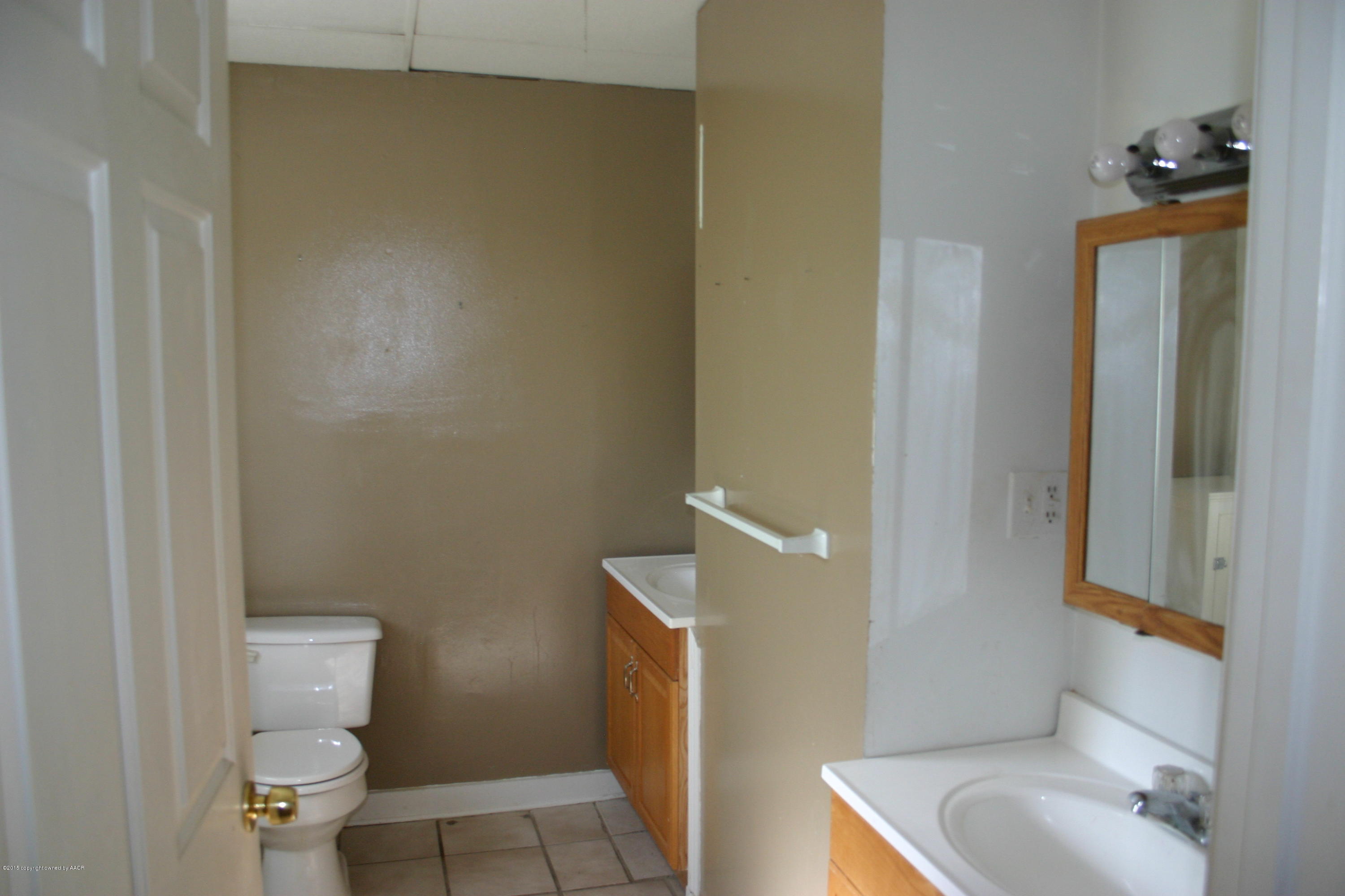 2214 South Taylor Street Amarillo, TX 79109 - Photo 21 of 30 a bathroom with a toilet and a sink