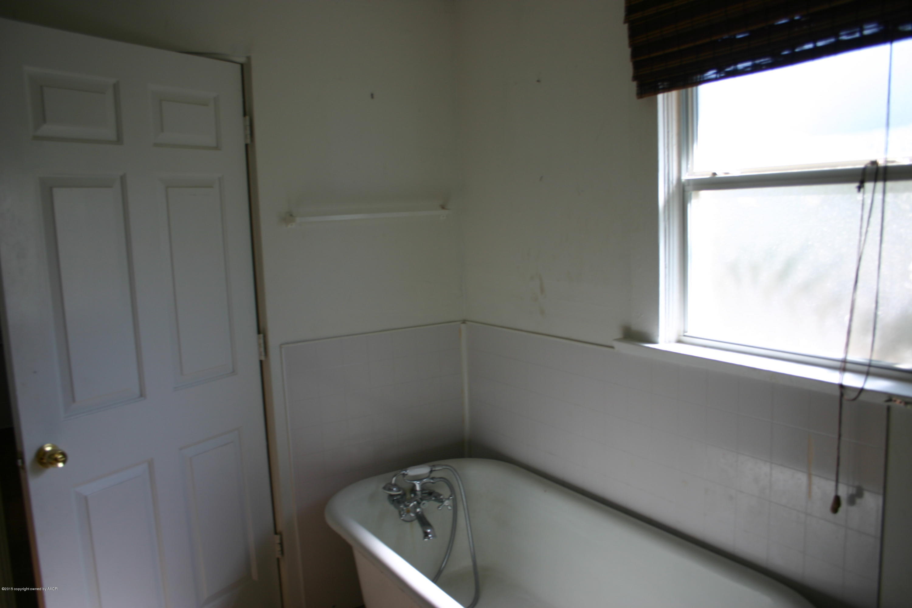 2214 South Taylor Street Amarillo, TX 79109 - Photo 22 of 30 a small space with a window