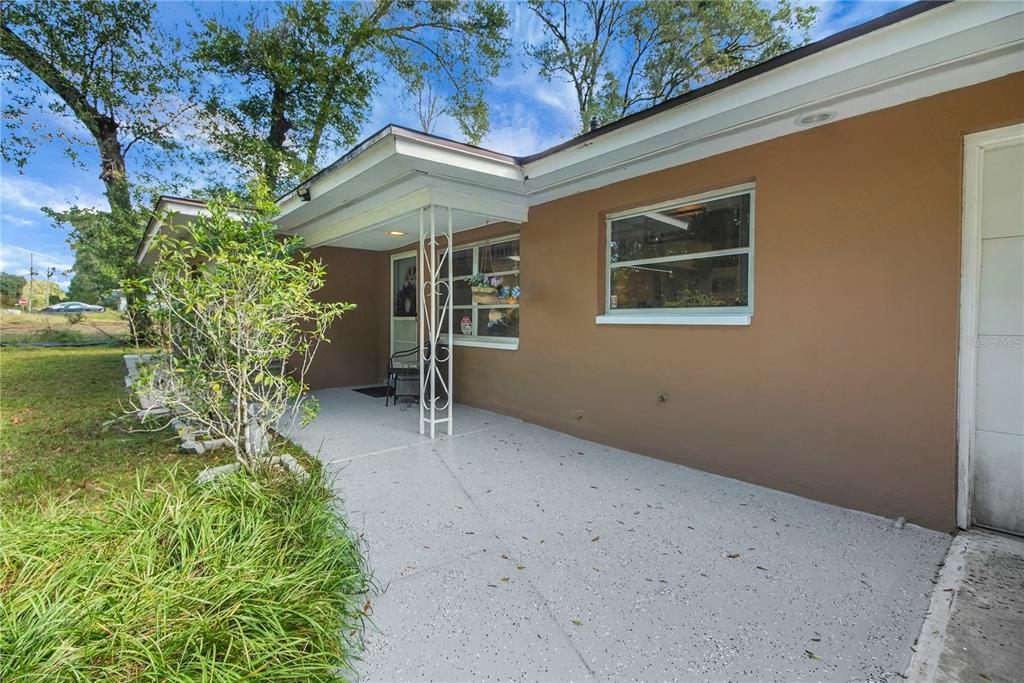 6122 East Glencoe Street Inverness, FL 34452 - Photo 4 of 37 a backyard of a house with plants and outdoor seating