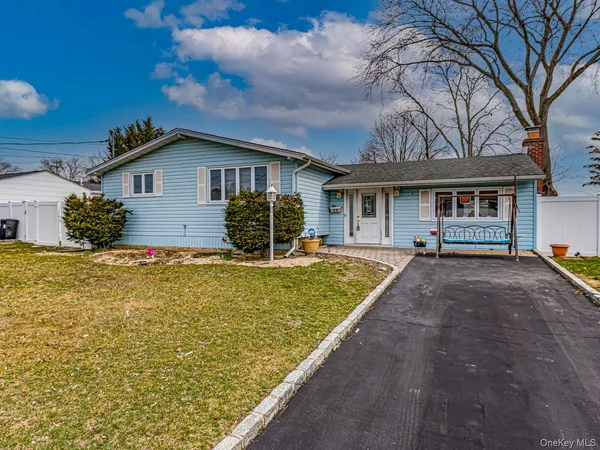 $699,000 | 11 Lawrence Road, Deer Park, NY 11729