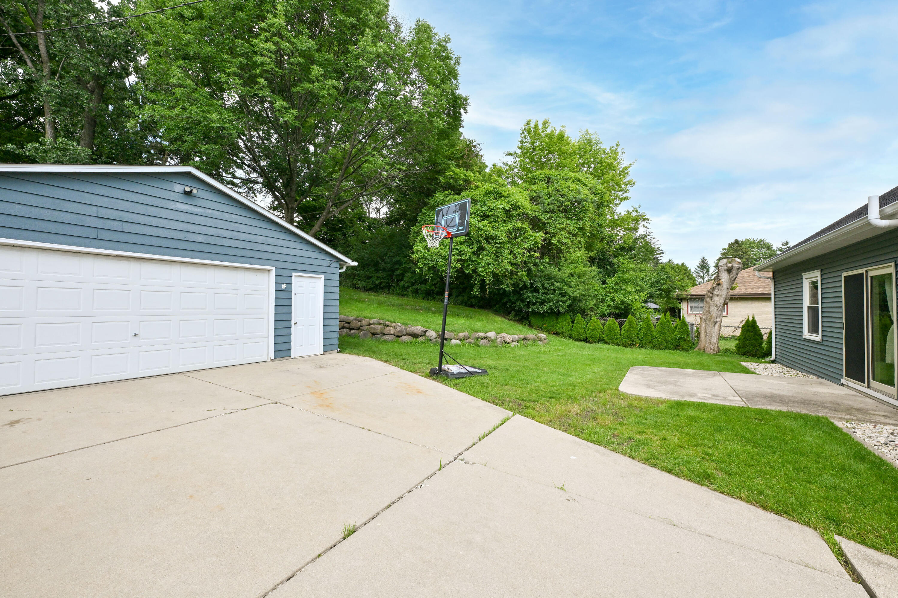 10518 West Spring Green Road Greenfield, WI 53228 - Photo 32 of 38 Photo (34)