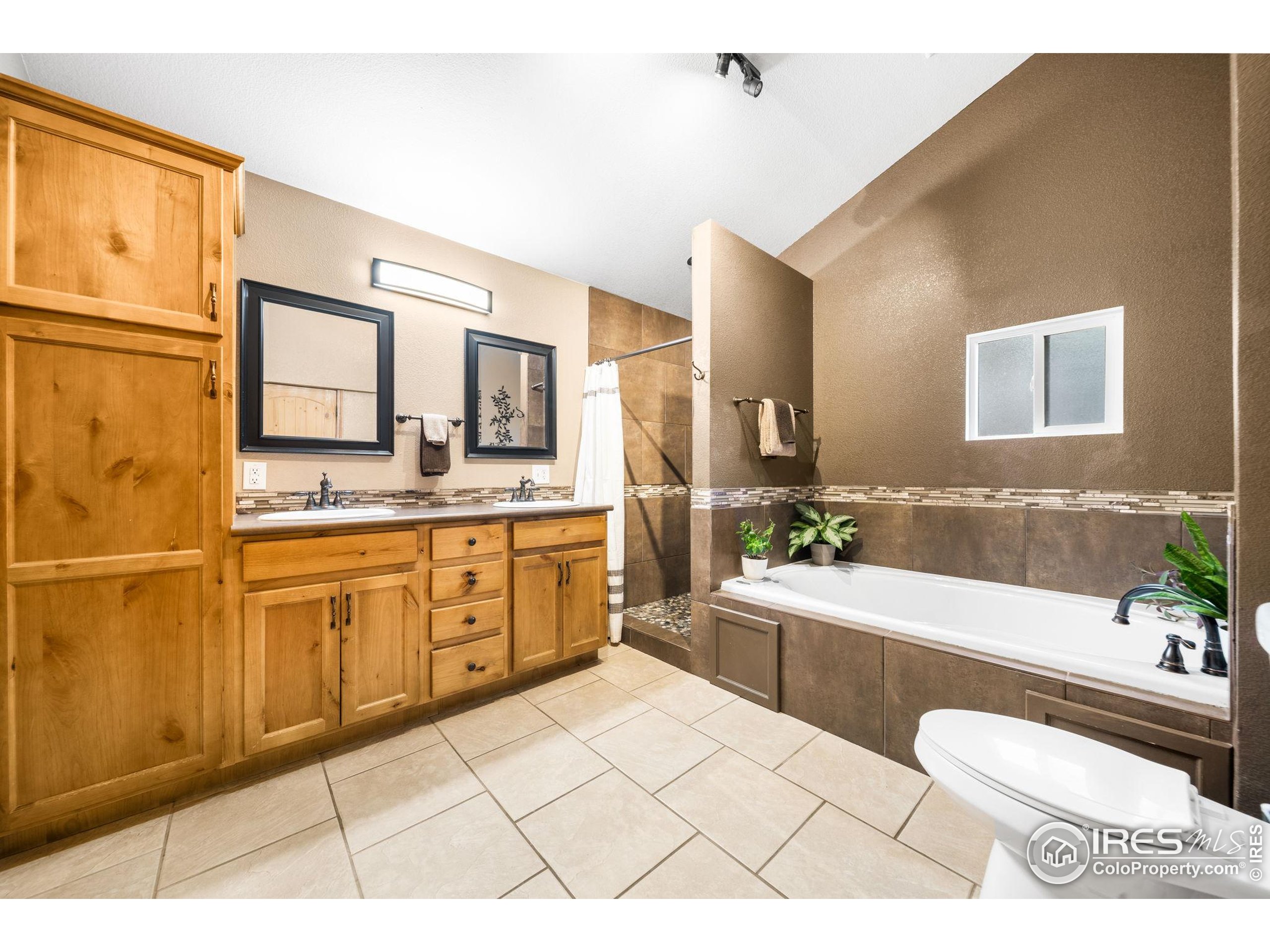 24 Tracy Trail Road Loveland, CO 80537 - Photo 21 of 34 a spacious bathroom with a tub sink and mirror