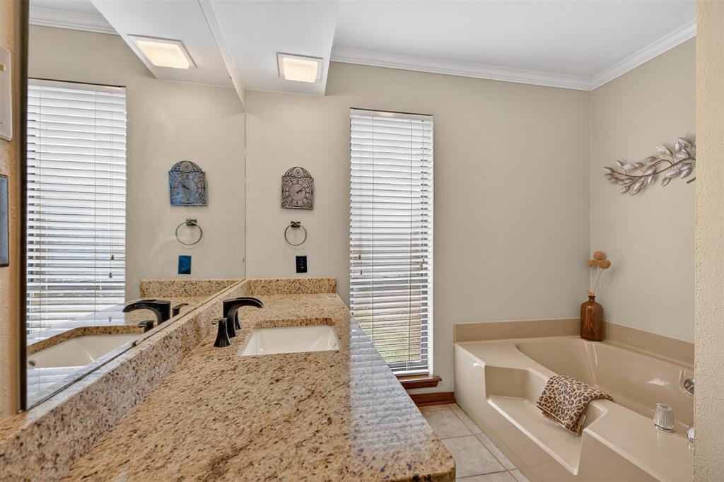 9204 Rhett Circle Shreveport, LA 71118 - Photo 18 of 38 Primary bathroom with dual vanties & soaker tub.