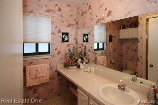 542 Kentucky Drive Rochester, MI 48307 - Photo 12 of 22 MASTER BEDROOM BATH