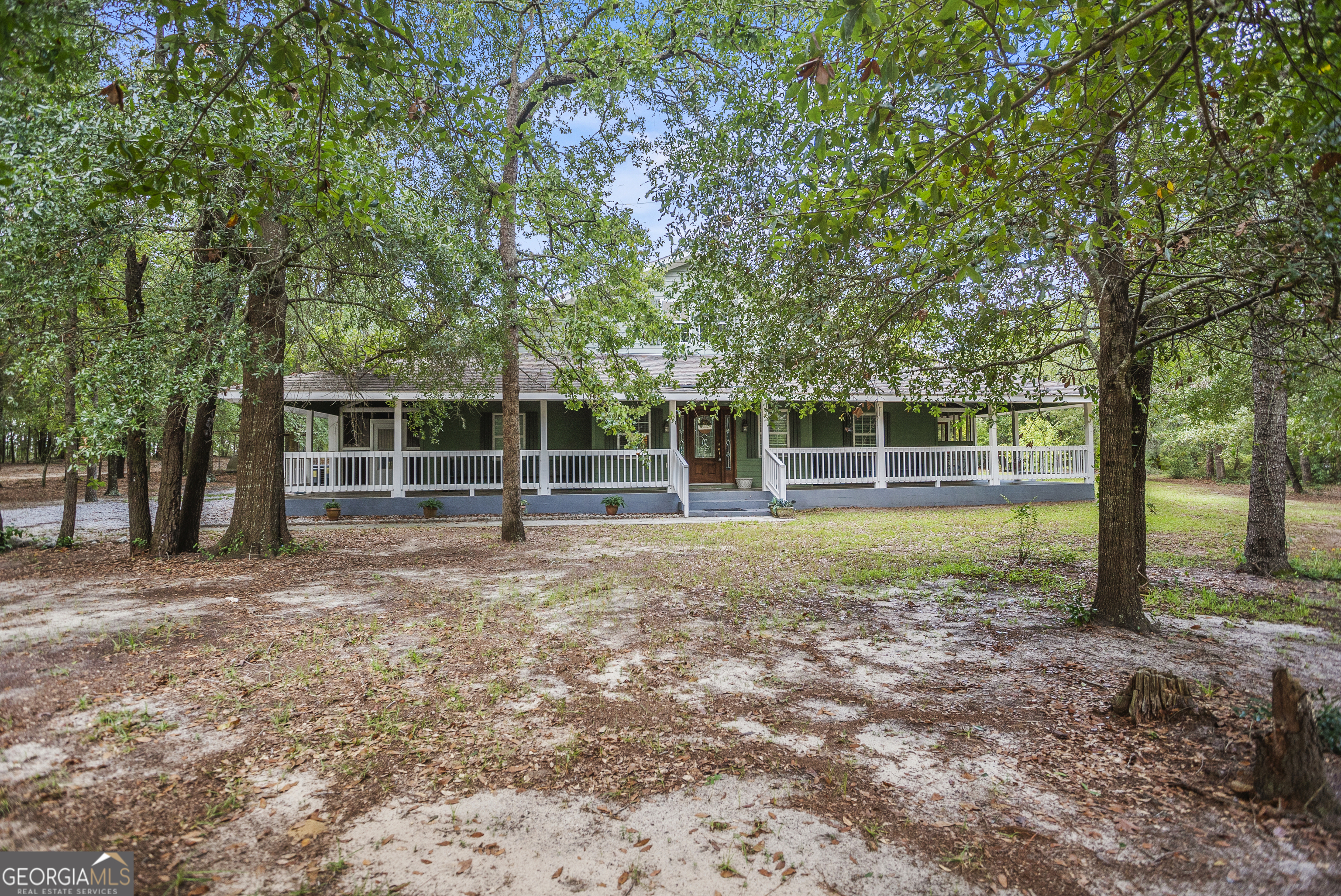 a view of a house with a backyard