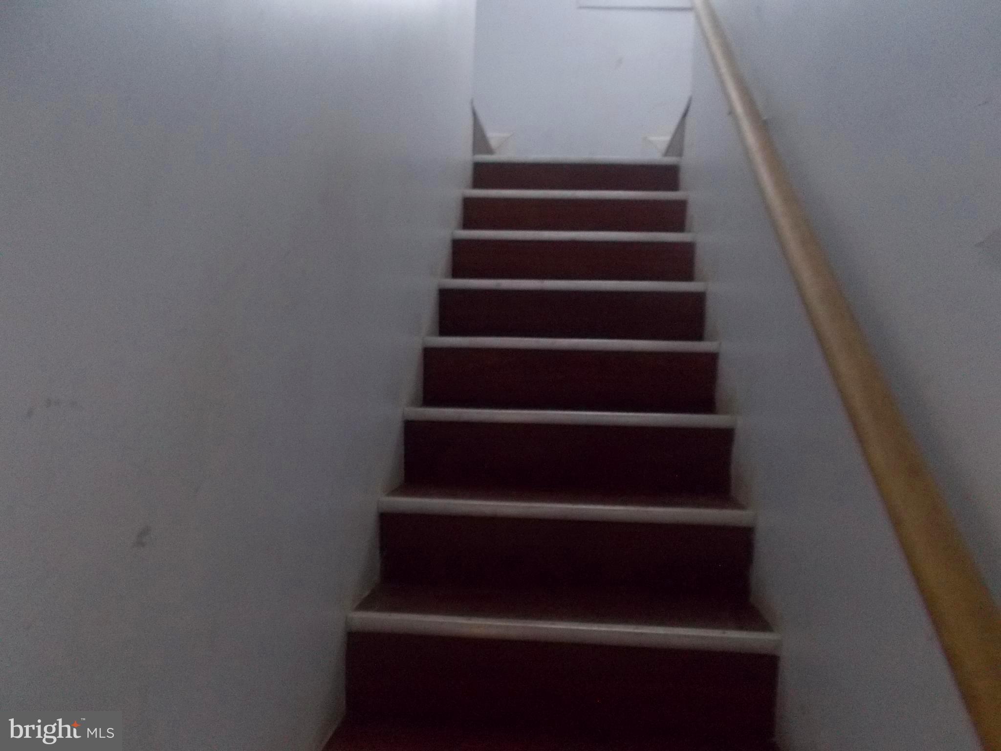 1100 Bay Ridge Avenue Annapolis, MD 21403 - Photo 23 of 27 Second Level Stairway