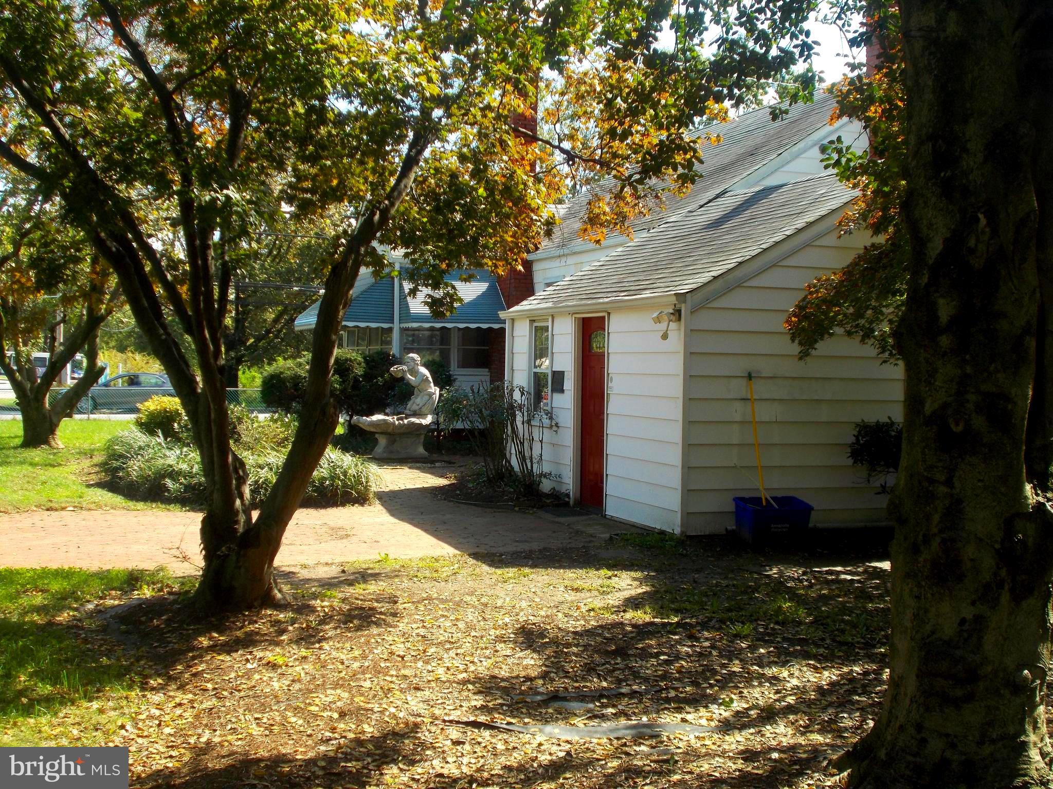 1100 Bay Ridge Avenue Annapolis, MD 21403 - Photo 5 of 27 Side View and back portion of yard