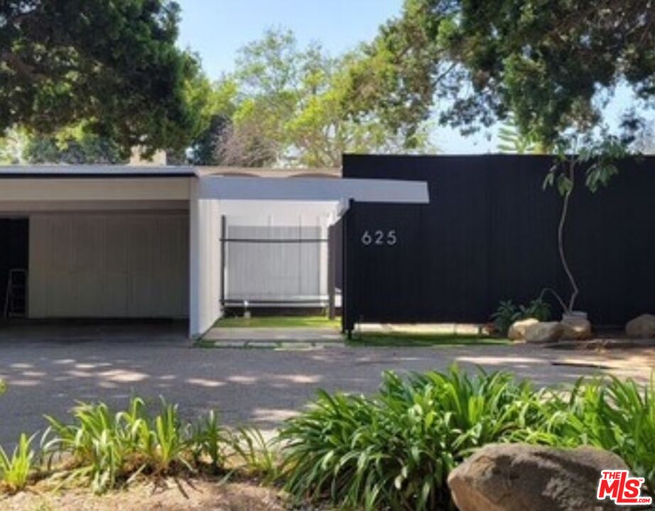 625 North Rodeo Drive Beverly Hills, CA 90210 - Photo 1 of 3 a backyard of a house with lots of green space