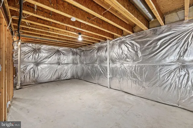 a view of a yard in front of the house