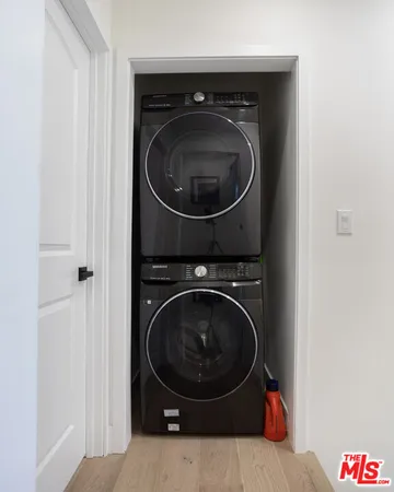a close up view of a washer and dryer