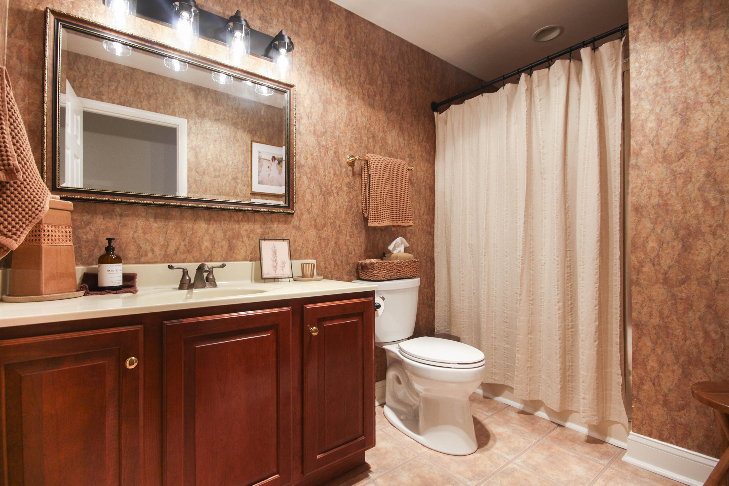 6898 Sugar Rum Ridge Road Roanoke, VA 24018 - Photo 23 of 47 6898 Full Hall Bath, Entry
