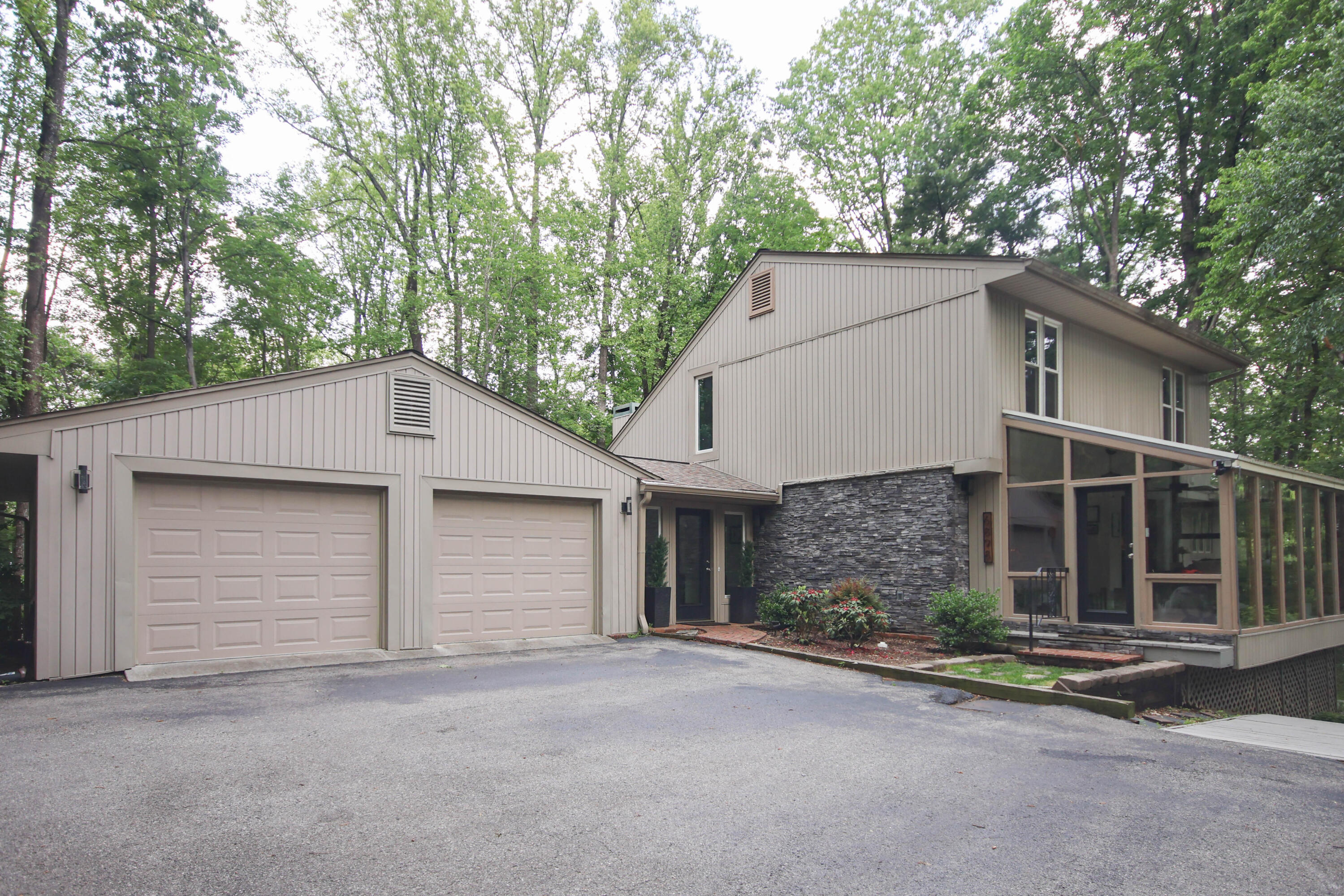 6898 Sugar Rum Ridge Road Roanoke, VA 24018 - Photo 40 of 47 6898 Garage:SunRoom