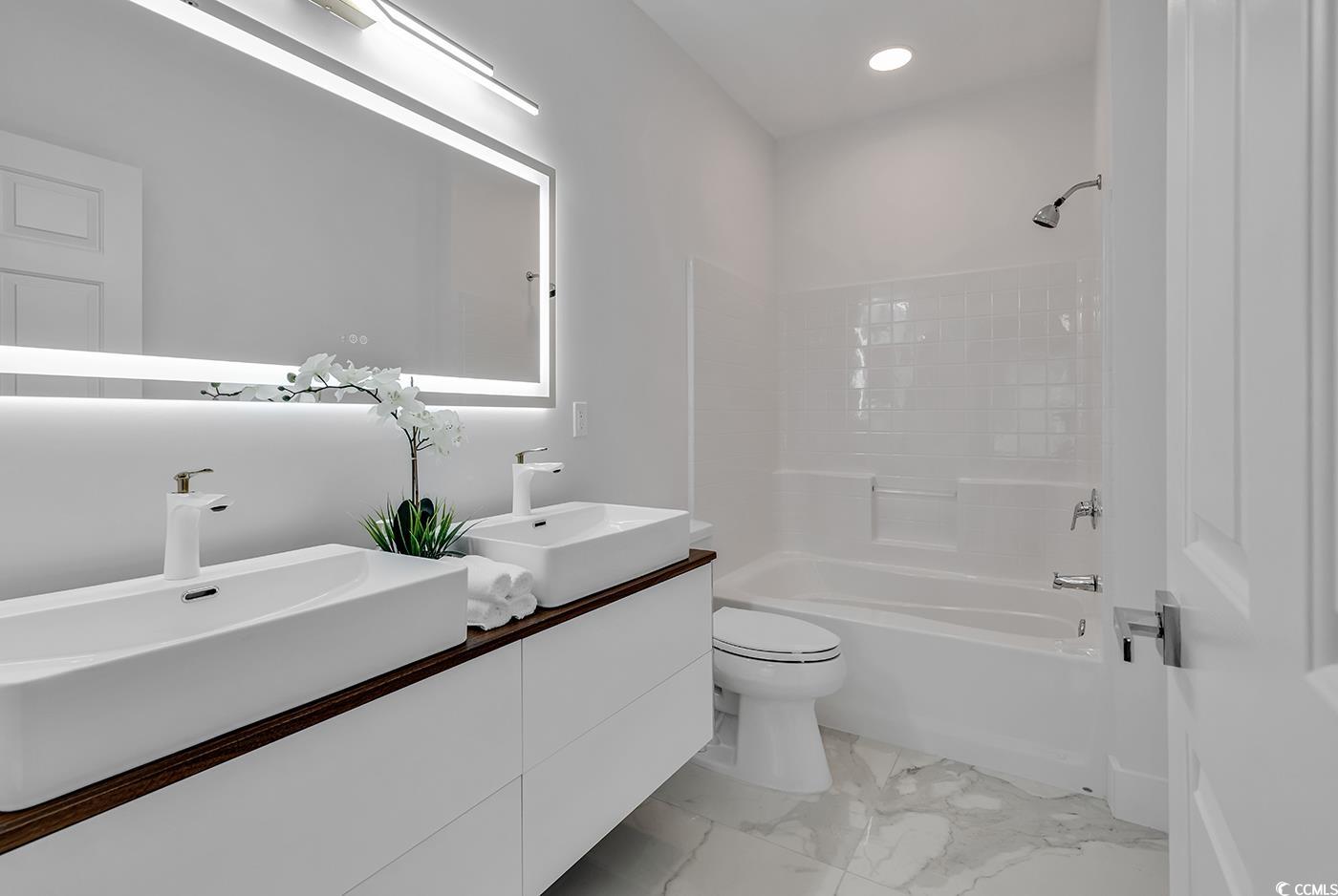 4821 Luster Leaf Circle, Unit 101 Myrtle Beach, SC 29577 - Photo 18 of 40 Full bathroom with shower / washtub combination, v