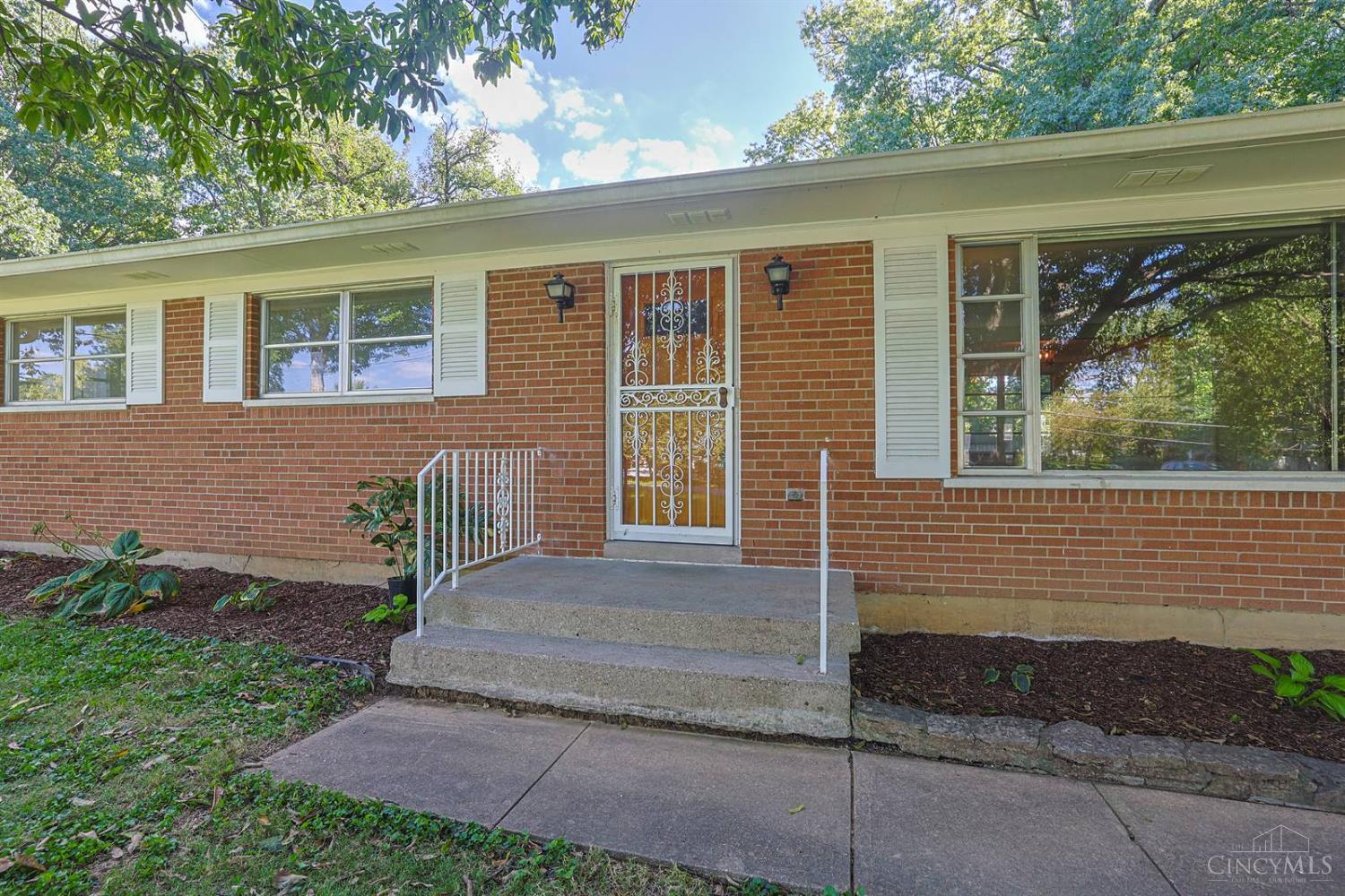 543 Compton Road Cincinnati, OH 45215 - Photo 3 of 39 Gallery Image 3