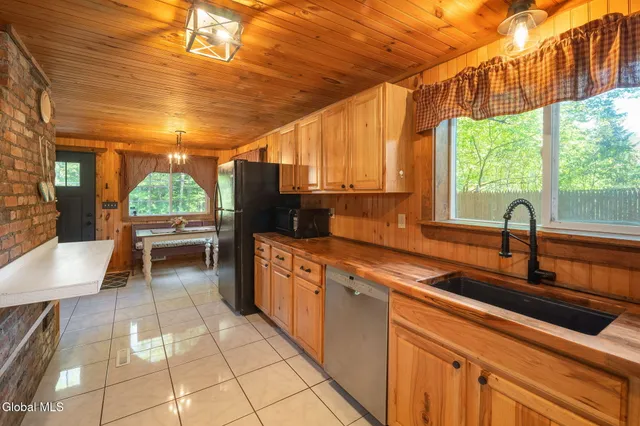 $385,000 | 5623 Lake Road, Galway, NY 12074