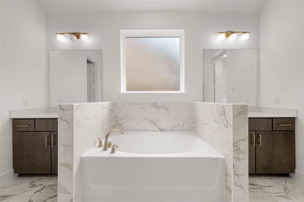 2223 Shady Elm Road Midlothian, TX 76065 - Photo 17 of 27 a bathroom with a bathtub and a sink