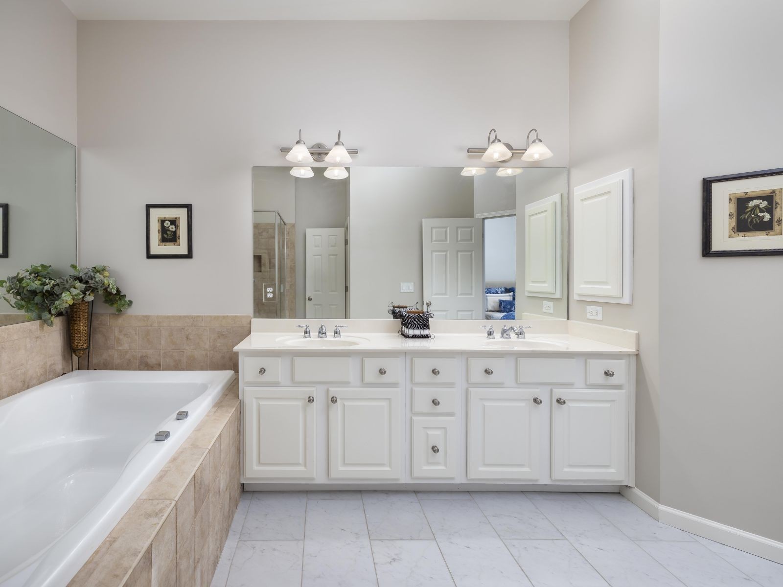 110 Pearl Street Franklin, TN 37064 - Photo 25 of 38 a spacious bathroom with a tub sink and mirror