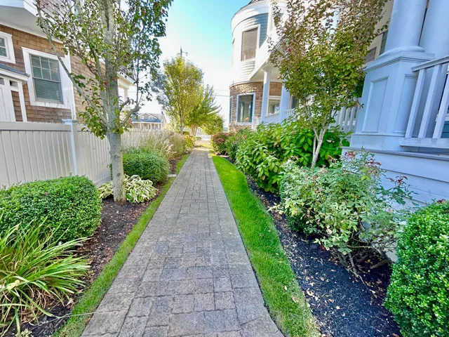a view of a pathway with house on both side