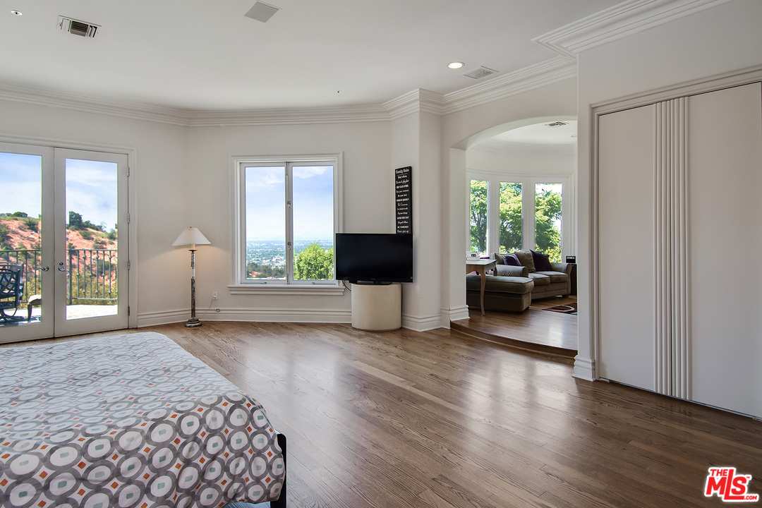 3351 Clerendon Road Beverly Hills, CA 90210 - Photo 17 of 34