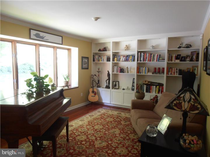 8 Dew Road Landenberg, PA 19350 - Photo 3 of 24 Living Room