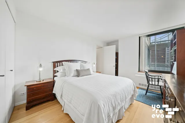 $1,650,000 | 300 East 85th Street, Unit 2405 | Upper East Side