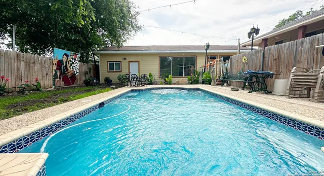 $1,000 | 710 West Baetz Boulevard, Unit 2, San Antonio, TX 78221