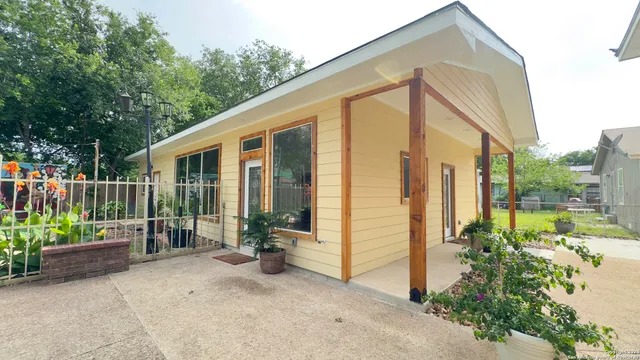 a view of a house with backyard and sitting area