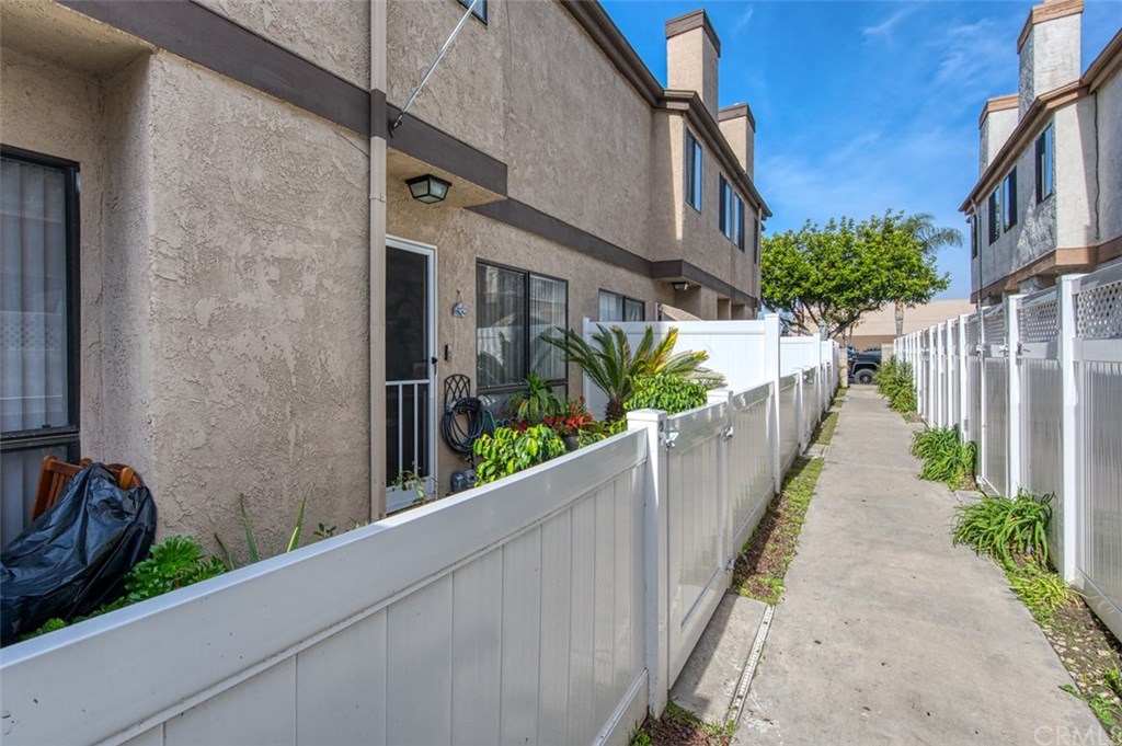 7941 Moonshadow Circle Huntington Beach, CA 92647 - Photo 25 of 41