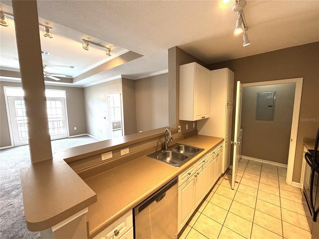 4221 West Spruce Street, Unit 1418 Tampa, FL 33607 - Photo 7 of 22 a spacious bathroom with a tub sink and mirror