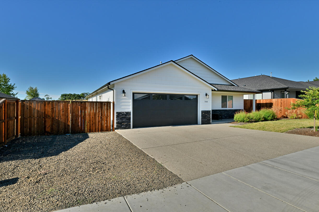700 Nottingham Terrace Eagle Point, OR 97524 - Photo 2 of 30 2