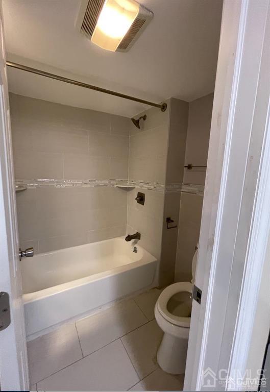 9 Christopher Street, Unit 2 Carteret, NJ 07008 - Photo 9 of 15 a bathroom with a bathtub and a toilet