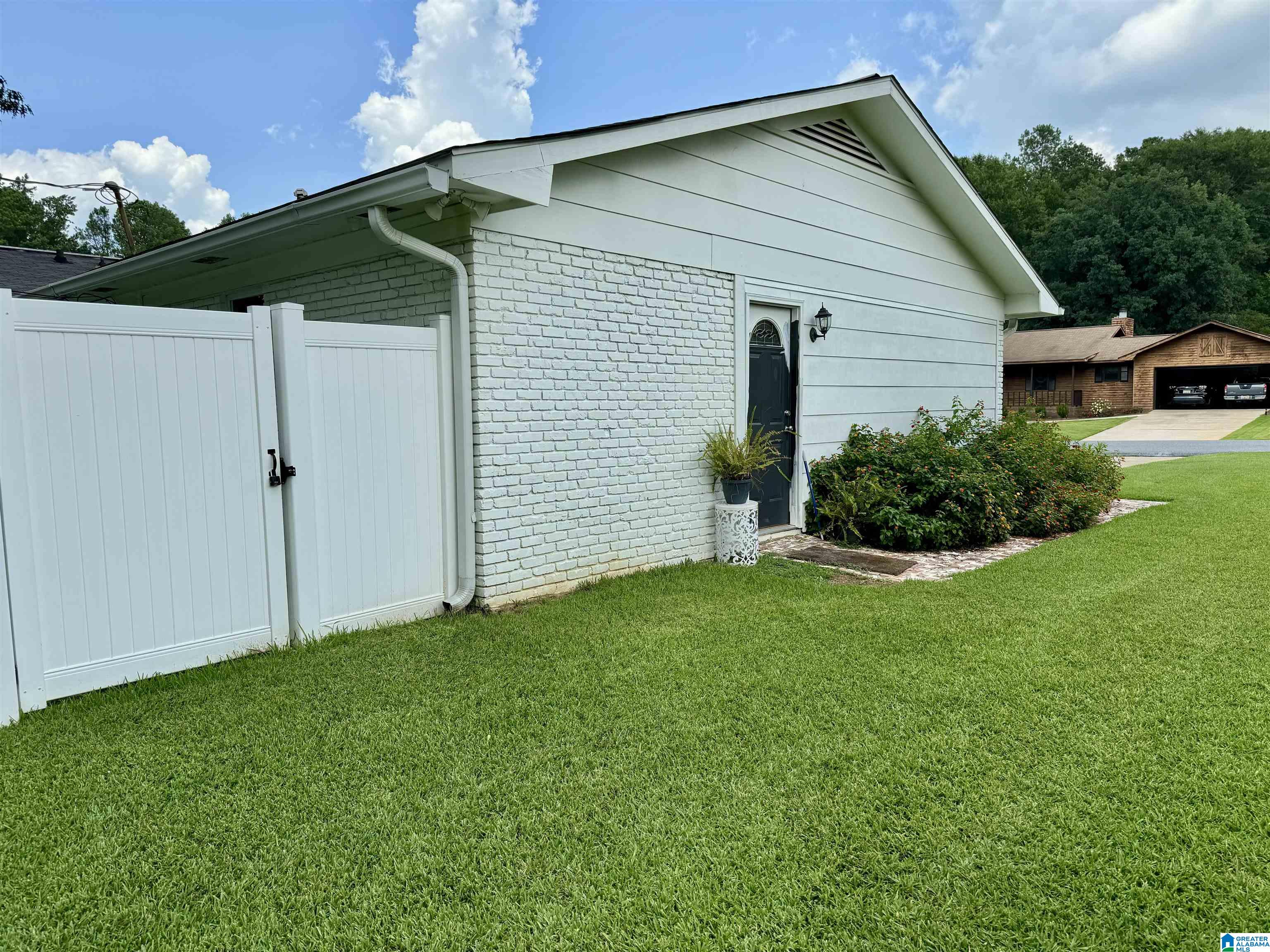 917 Pinecrest Road Sylacauga, AL 35151 - Photo 4 of 22