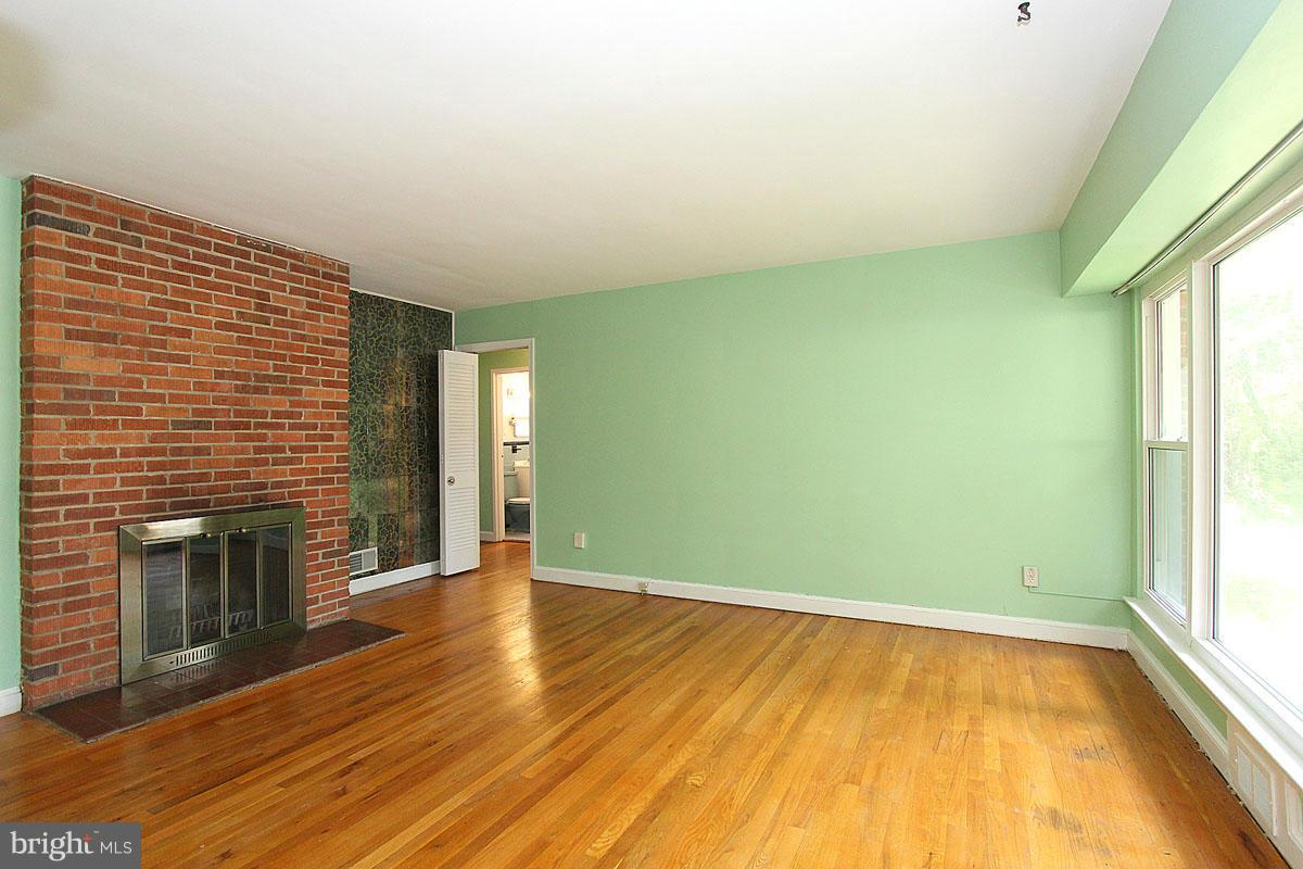 202 East Schuyler Road Silver Spring, MD 20901 - Photo 5 of 30 Living Room
