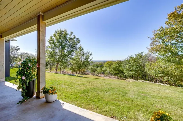 a view of yard with green space